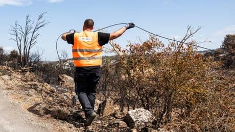 Poteaux détruits, câbles fondus, antennes hors service... Après le gigantesque incendie dans l’Aude, le difficile rétablissement des communications Internet et mobiles