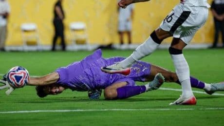 Es un disparate: Bono empezó el bochorno del City con la parada de la temporada