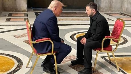 Trump y Zelenski avanzan hacia la paz en una reunión previa al funeral «con potencial para ser histórica»