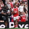 Timber speelt met twee goals en assist hoofdrol bij ruime zege Arsenal