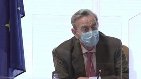 La jueza imputa al tercer ex alto cargo de Ayuso por los protocolos de las residencias