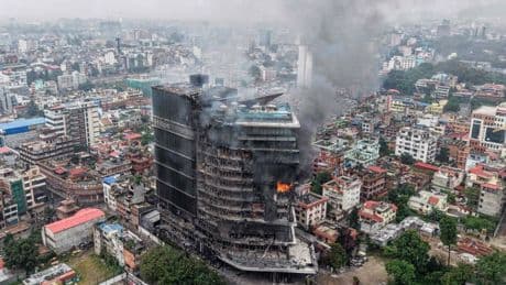 Nepal, famiglia di italiani si salva dall'hotel in fiamme durante la rivolta