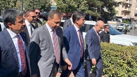 Bakan Yerlikaya, Kırşehir'de ziyaretlerde bulundu! Vatandaşlarla fotoğraf çektirdi