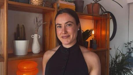 Roser Gort, psicóloga del sueño: “La postura ideal para reducir el calor mientras dormimos en verano es boca arriba, con las extremidades abiertas, en forma de estrella de mar”