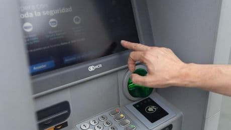 El truco definitivo que puede salvar tu dinero: El botón oculto del cajero que pocos conocen