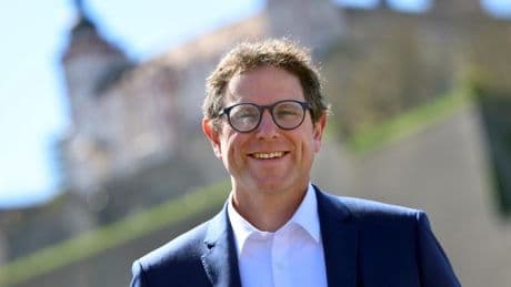 Der grüne Favorit, der seine Partei im Wahlkampf versteckt
