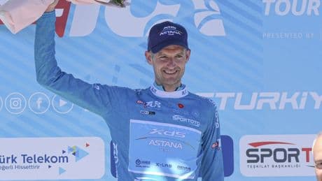 Poels behoudt leiderstrui in Turkije, Evenepoel lost vroeg in Romandië