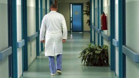 Liste d’attesa, reparti in overbooking, ricoveri doppi: l’effetto domino della sanità