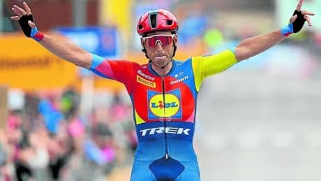 Verona se lleva una etapa que deja muy tocado a Roglic en el Giro