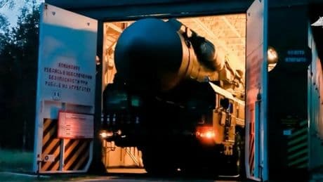 Russia, Putin aumenta le sue basi nucleari: 900 missili ipersonici Avangard nascosti nei silos sotterranei