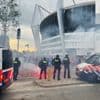Sfeer slaat volledig om bij PSV stadion: politie bekogeld, fotografen in elkaar geslagen
