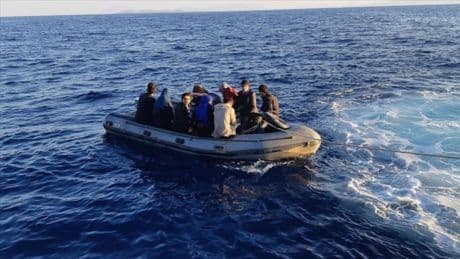 İzmir açıklarında 35 kaçak göçmen kurtarıldı, 12 kaçak göçmen yakalandı