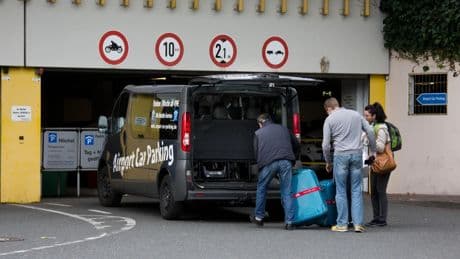 Flughafen-Parkplatzwahl: Wo das Auto den Urlaub verbringt
