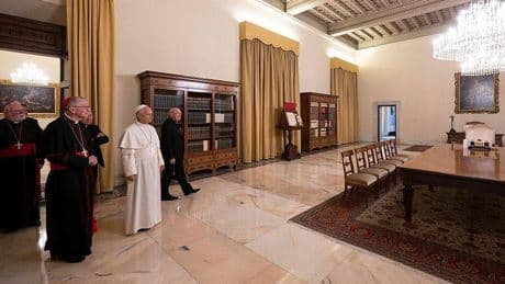 ’Paus Leo XIV gaat weer in Apostolisch Paleis wonen nadat Franciscus traditie verbrak’