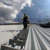 Dachdecker auf Berlins erstem Wolkenkratzer: Wie ist es, in 176 Metern Höhe zu arbeiten? Unser Video verrät es