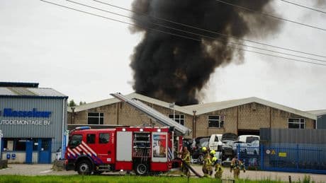 Grote brand bij autosloperij in Dongen