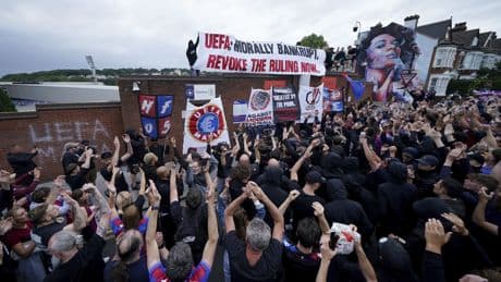 Crystal Palace taraftarlarından UEFA'ya protesto