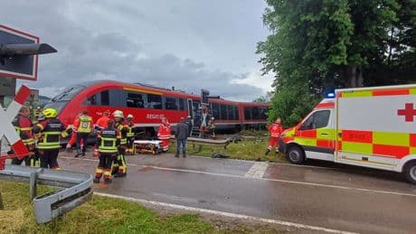 Niederbayern: Regionalbahn und Lkw stoßen zusammen - zehn Verletzte