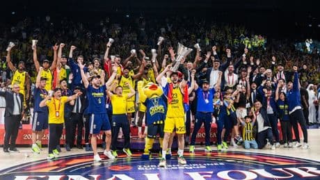 Fenerbahçe'den Galatasaray'a gönderme! 'Kimileri bugün Yenikapı'da bir şeyler kutluyor'