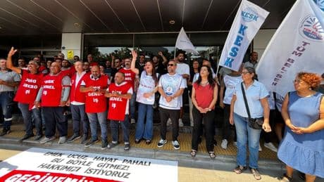 EMEP Milletvekili Sevda Karaca, direnişteki Karşıyaka Belediyesi emekçilerini ziyaret etti