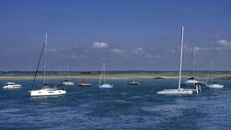 El pequeño pueblo costero de Francia con playas y un precioso puerto pesquero