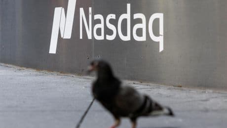 Wall Street sube y el Nasdaq supera los 21.000 puntos por primera vez en su historia