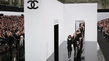 Le col blanc de Chanel, réminiscence royale de Catherine de Médicis