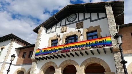 Denuncian que Plentzia ignoró el Día del Orgullo «por no encontrar una bandera»