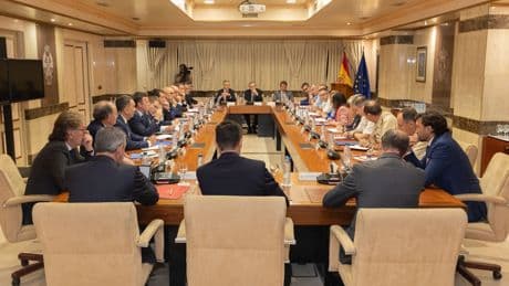 Robles se reúne con las empresas clave de Defensa para blindar la modernización y el rearme de las Fuerzas Armadas