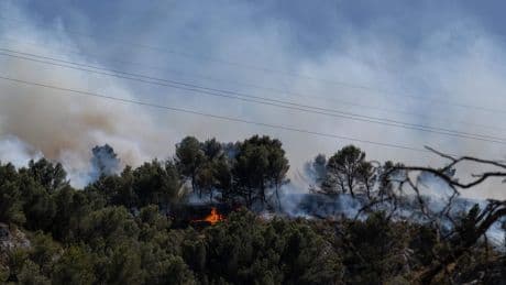LIVE | Twee snelwegen gesloten en vluchten stilgelegd door brand nabij Marseille