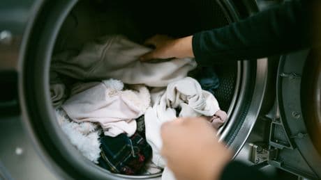 Muffige Wäsche? So entfernen Sie unangenehme Gerüche