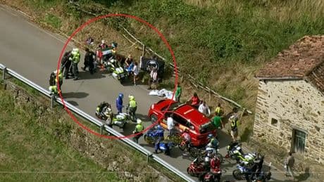 Nuevas protestas propalestinas frenan a la cabeza de carrera de la Vuelta en el inicio del Angliru