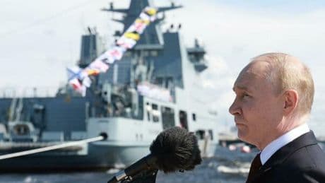 Putin annulla la grande parata navale di San Pietroburgo. «Ragioni di sicurezza», Marina sempre più vulnerabile