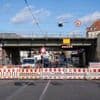 Gilt für Autos, Fußgänger und Fahrräder: Köpenicker Bahnhofstraße für fast drei Monate voll gesperrt