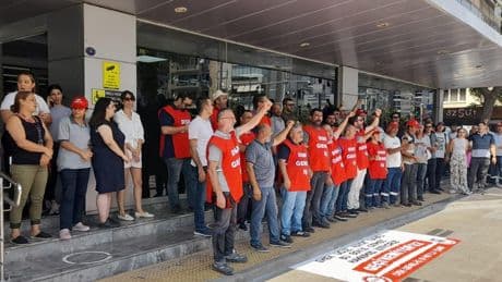 Karşıyaka Belediyesi işçileri:  Beş aydır maaş alamıyoruz, buradan ayrılmayacağız