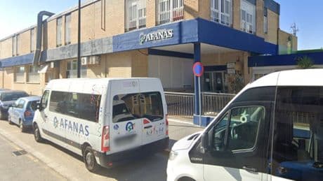 Olvidan durante cinco horas a un menor con discapacidad dentro de un autobús en Cádiz