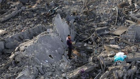 Israel mata a 74 palestinos en nuevos bombardeos contra Gaza sólo horas antes de su participación en Eurovisión