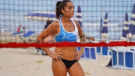 Italiaanse volleybalster (20) dood aangetroffen in zwembad na feestje, veel onduidelijkheid over wat er gebeurd is