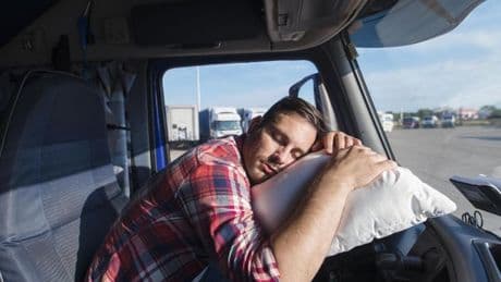 ¿Es legal dormir en el coche en España? Así podrás hacerlo sin problema