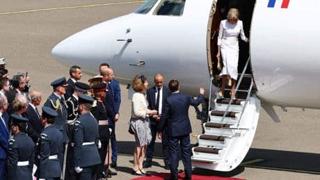 Britse media smullen van ongemak tussen Emmanuel en Brigitte Macron bij staatsbezoek aan Verenigd Koninkrijk