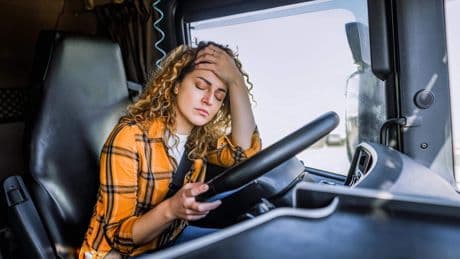 Truckchauffeur vecht ontslag aan na 22 keer te laat komen in paar maanden tijd, maar rechter kent geen genade