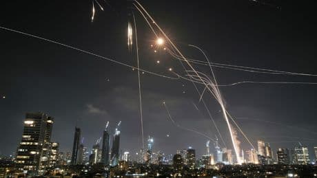 Hunderte Raketen abgefeuert - Iranischer Großangriff auf israelische Städte