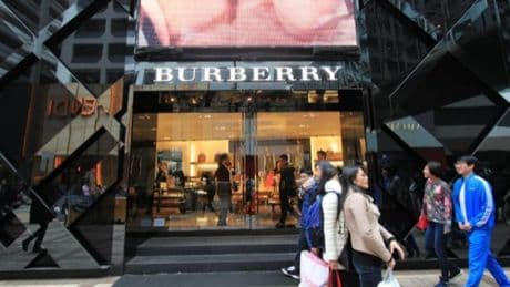 Burberry recortará 1.700 empleos en todo el mundo para reducir costes tras cerrar en pérdidas su año fiscal