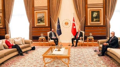 Erdoğan'la görüşmesinde  koltuk krizi çıkarmıştı, güven oylamasından koltuğuyla çıktı