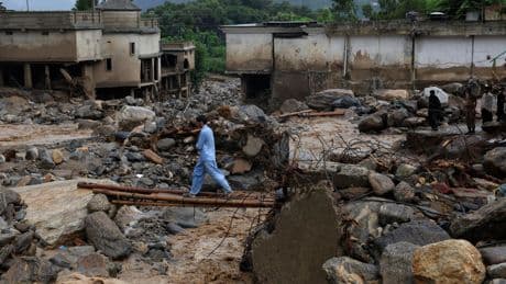 Las lluvias torrenciales y las inundaciones arrasan Pakistán: 695 muertos y más de un centenar de desaparecidos