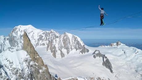 Un collectif d’highliners joue les acrobates à plus de 4 000 m d’altitude dans le massif du Mont-Blanc