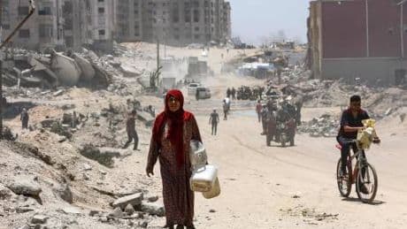 Gaza, entrano i primi camion di aiuti italiani. Croce Rossa: "Uccisi due nostri operatori"