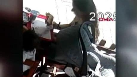 Kopardığı saçını tosta koydu, o anlar kameraya böyle yansıdı