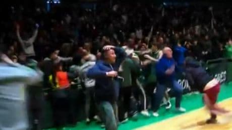 Desde su aro y sobre la bocina: el tiro ganador más increíble de los últimos tiempos