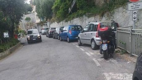 Bergeggi, un solo vigile contro la sosta selvaggia
